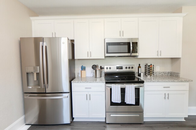 Building Photo - 3820 Essex Cir