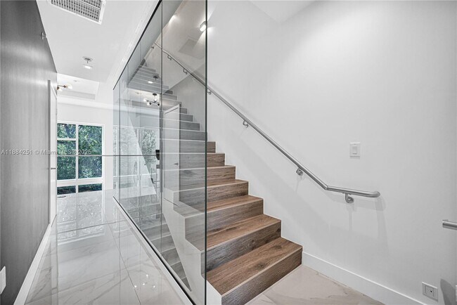 Building Photo - 455 NE 39th St