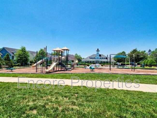 Building Photo - 2057 Aventon Ln