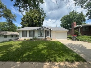 Building Photo - 3 +1 Bed, 1 Bath with attached garage