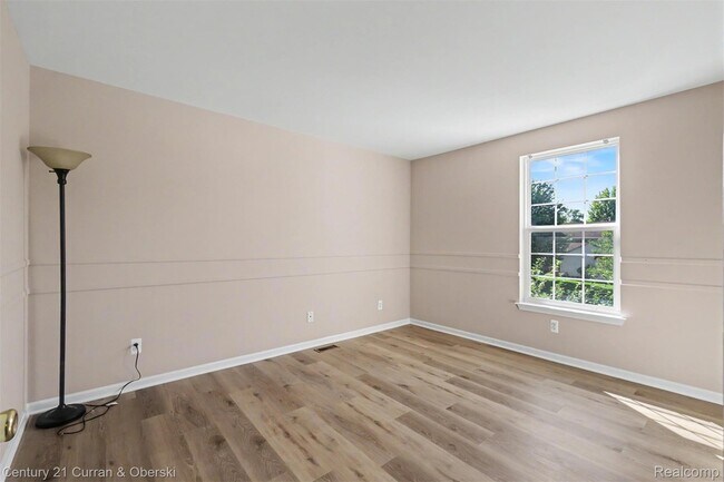Building Photo - 7055 Oakridge Dr