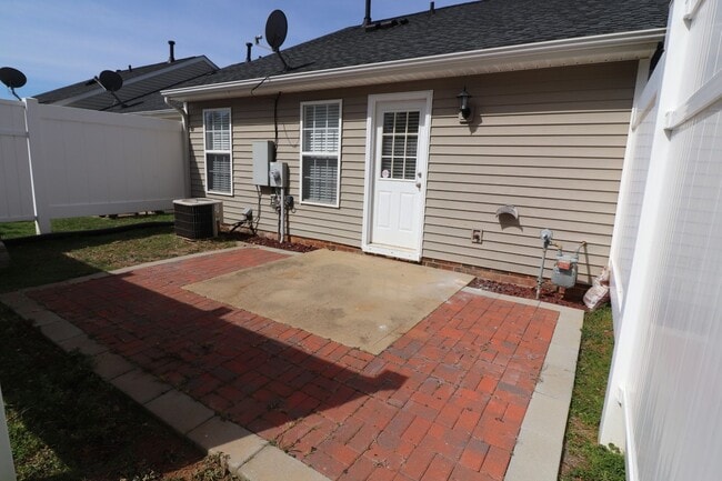 Building Photo - Super Cute 2 bedroom 2 bath townhome In Ro...