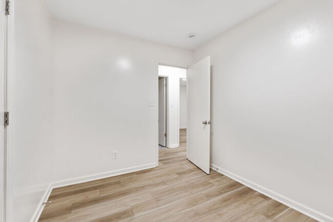 Building Photo - 1758 Marsdale Ave