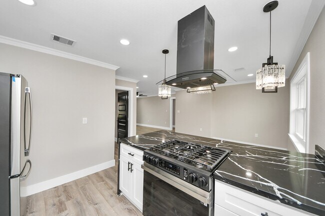 Building Photo - 10114 Fairfax St