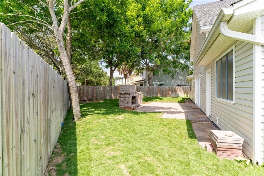 Building Photo - 817 N Lakeside Dr