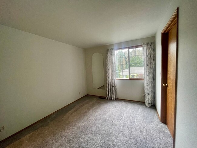 Building Photo - 4 bedroom, 2.5 Bath House in Mukilteo, $3995 per month