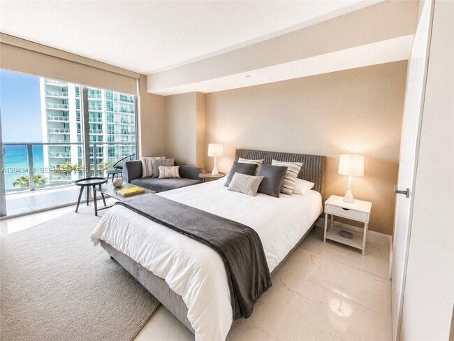 Building Photo - 1300 Brickell Bay Dr