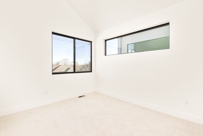 Building Photo - LUX 3BD, 4BA Sunnyside Home with Office and 2-Car Garage