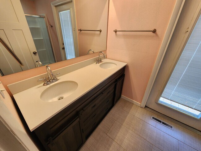 Building Photo - Large 3 bedroom home!