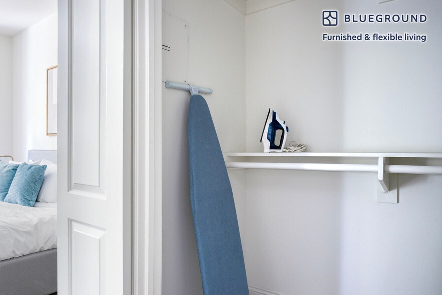 Building Photo - 5710 Crescent Prk E