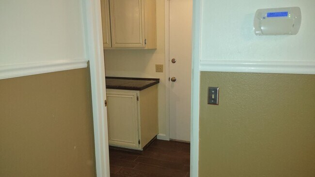 Building Photo - 1617 Oakview Dr