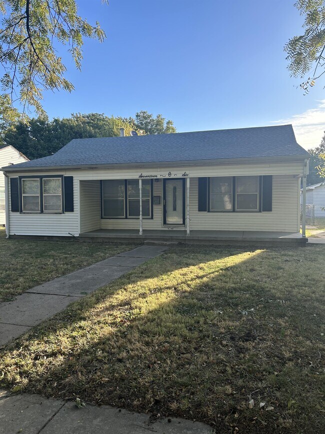 Primary Photo - 1706 S Estelle St