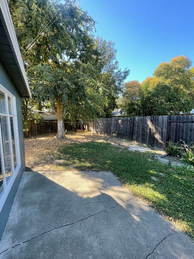 Building Photo - Charming Pet Friendly 3-Bedroom in Quiet Cul-de-sac-$750 OFF FIRST MONTH'S RENT!!!