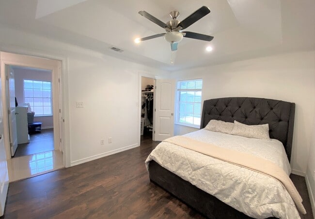 Building Photo - 3Bed/2 Bath Well kept and Upgraded! ( Mcal...