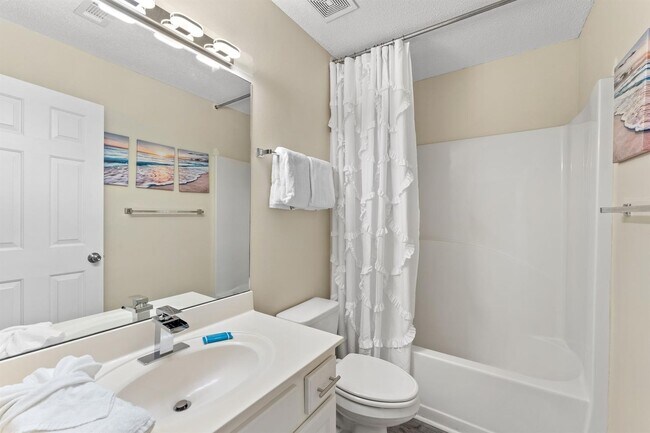 Building Photo - Beautifully furnished 2B/2B condo steps from Gulf of Mexico available for long term lease!