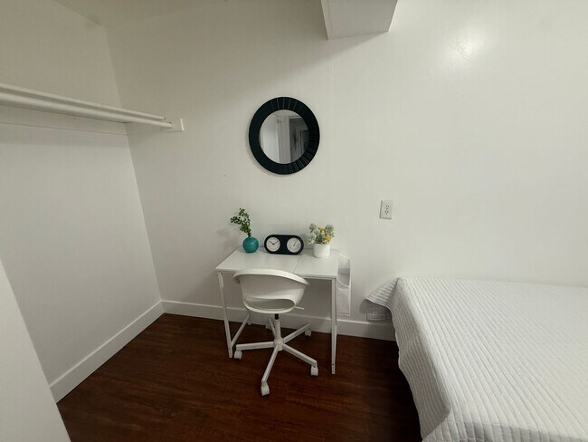 Building Photo - Affordable Private Girl room Downtown - Top Floor and Furnished