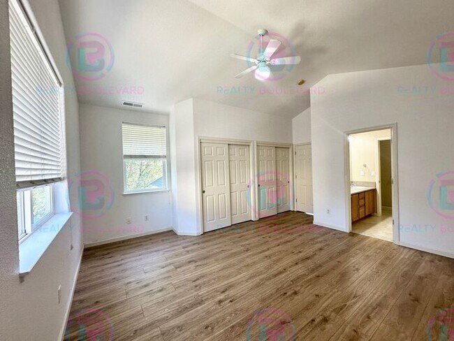 Building Photo - 3 Bedroom 2.5 Bathroom + Loft & 2 Car gara...