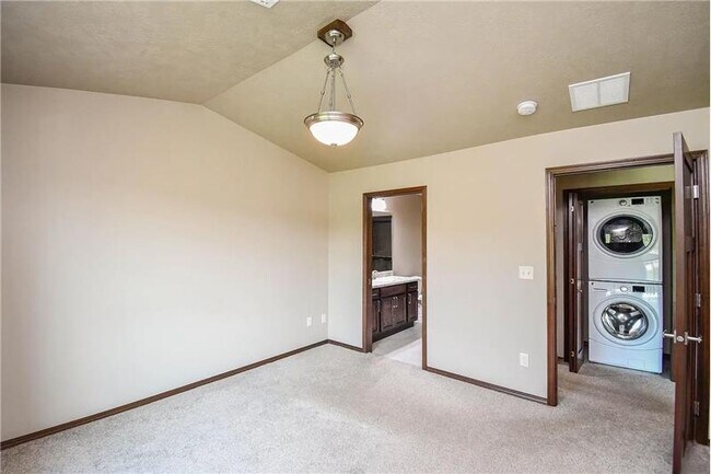 Building Photo - 2428 E Meadowside Pl