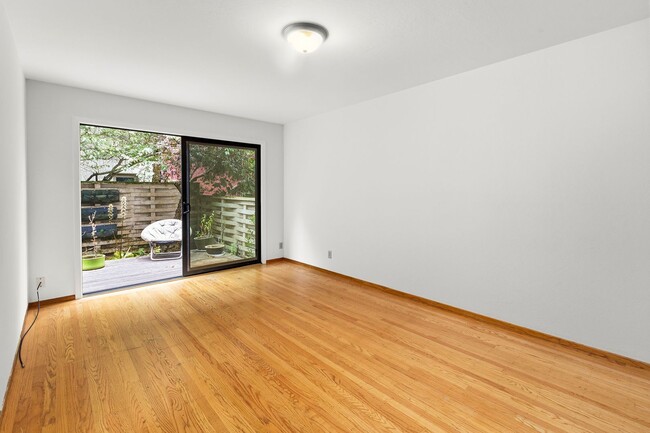 Building Photo - 592-594 Corbett Avenue