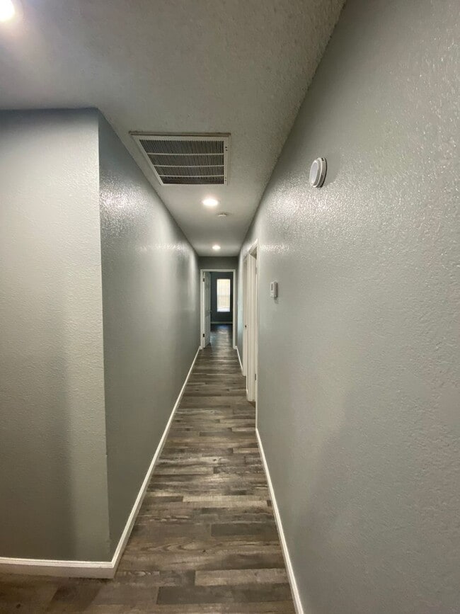 Building Photo - Newley Remodeled 3 BD 2 BA house on corner...