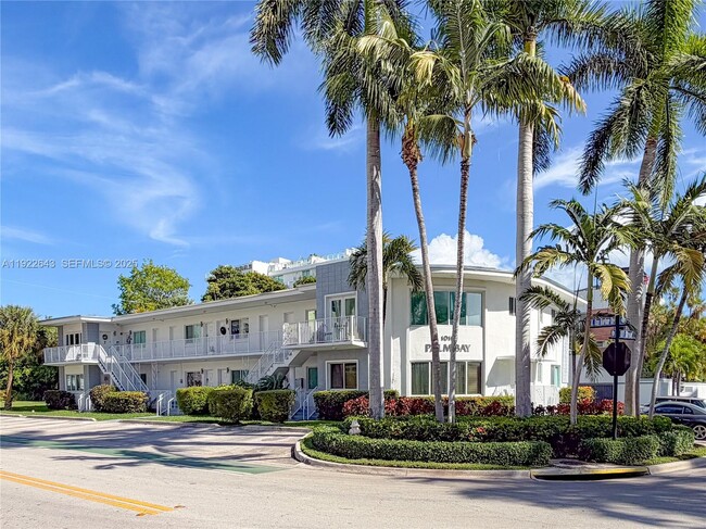 Building Photo - 10101 W Bay Harbor Dr