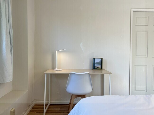 Building Photo - 116 E Campus View Dr