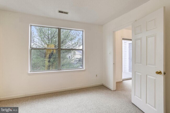 Building Photo - 10010 Vanderbilt Cir