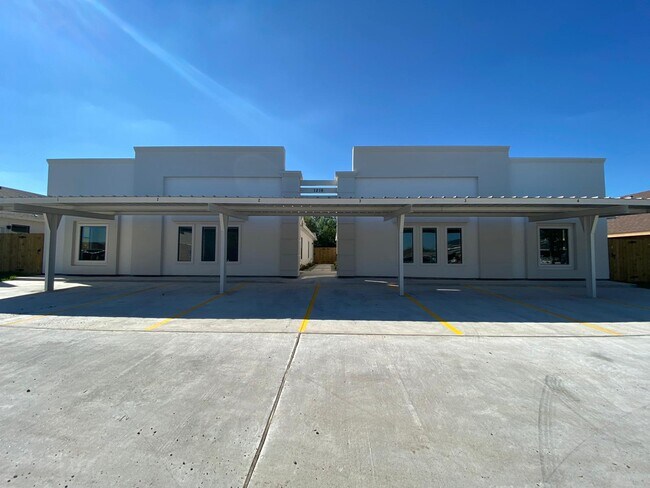 Building Photo - 803 S Los Ebanos Rd