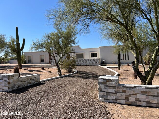 Building Photo - 4847 E Calle de Las Estrellas Rd