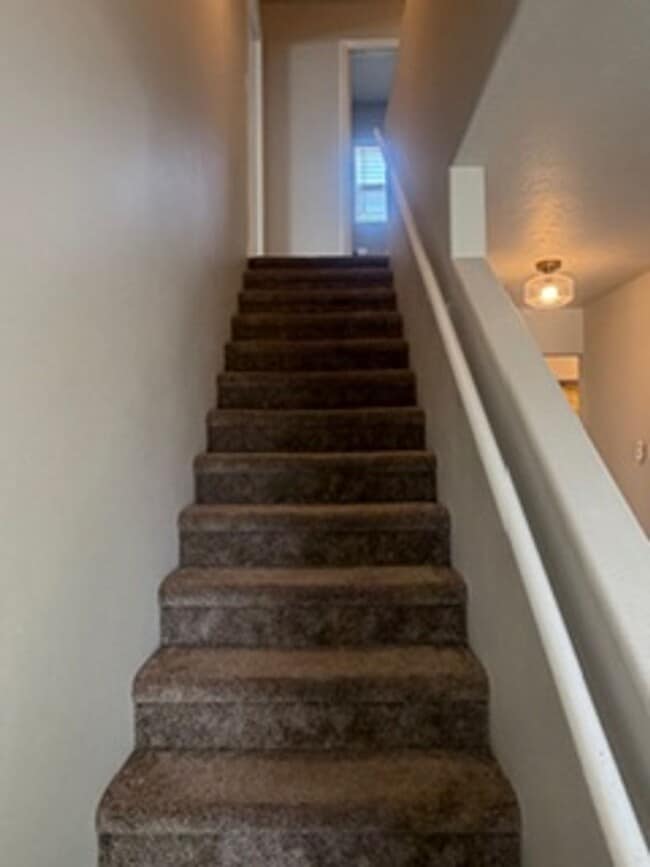 Building Photo - Beautiful 4 Bed / 2.5 Bath Home in Quiet Neighborhood