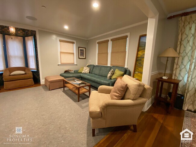 Building Photo - Stunning Furnished Eastside Home