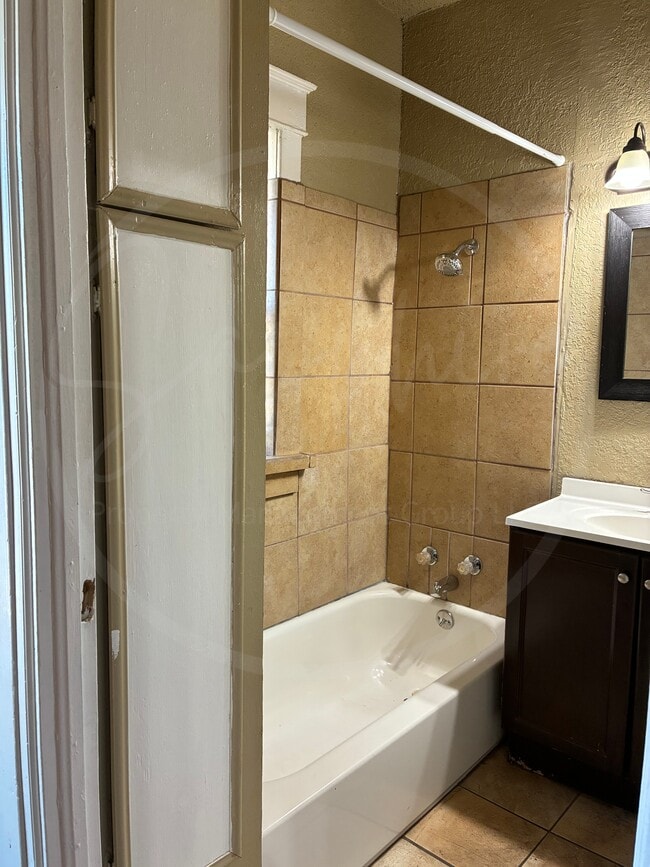 Building Photo - 1115 E 41st St