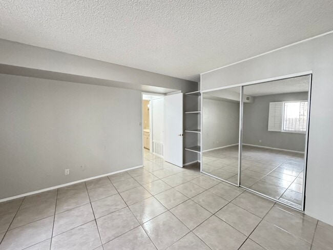 Building Photo - 1420 E Vegas Valley Dr