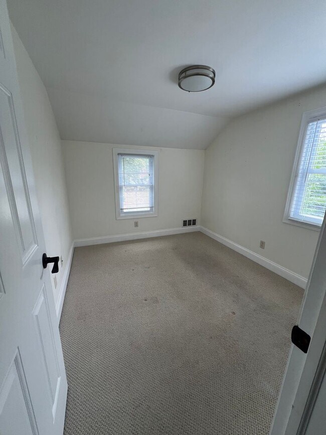 Building Photo - 3 Bed, 1.5 Bath Near U of R, Strong & Coll...