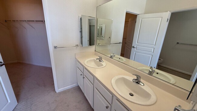 Building Photo - Epic REA - Top floor, Sweeping Views, 3 BR...