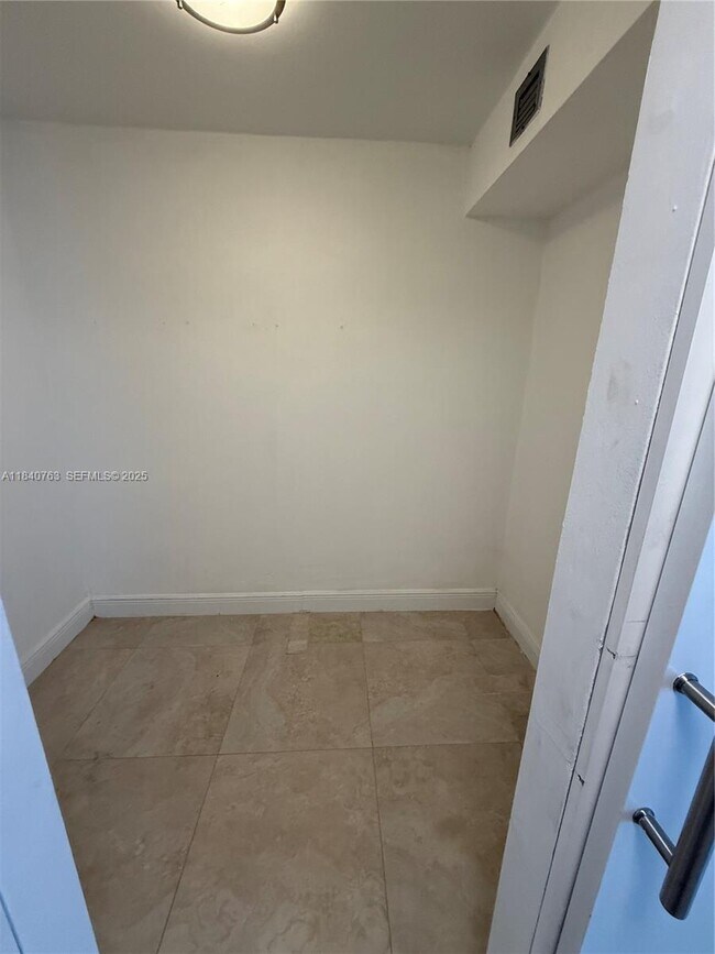 Building Photo - 600 NE 36th St