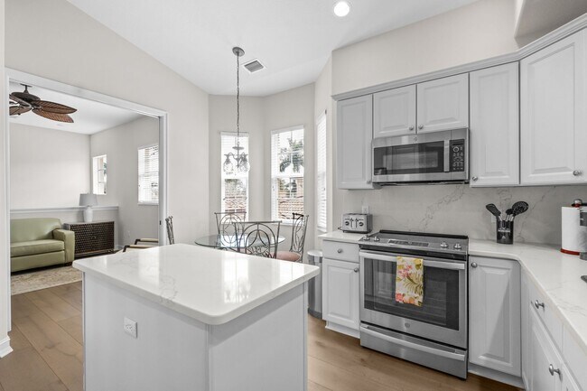 Building Photo - 3 Bed + Flex, 3 Bath 2,686 Sq Ft - Top Floor Coach Home