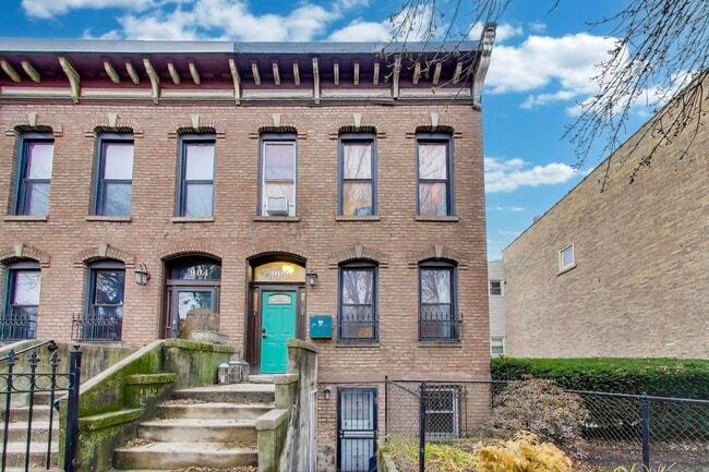 Primary Photo - 902 S Claremont Ave