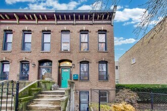 Building Photo - 902 S Claremont Ave