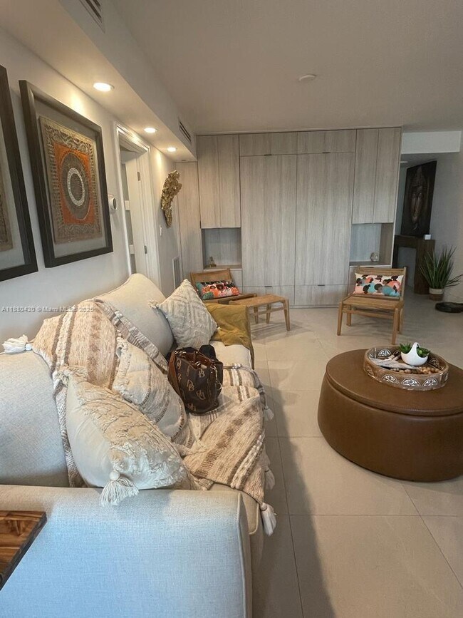 Building Photo - 9225 Collins Ave