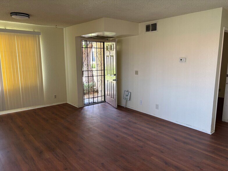 Building Photo - 2554 Olive Dr