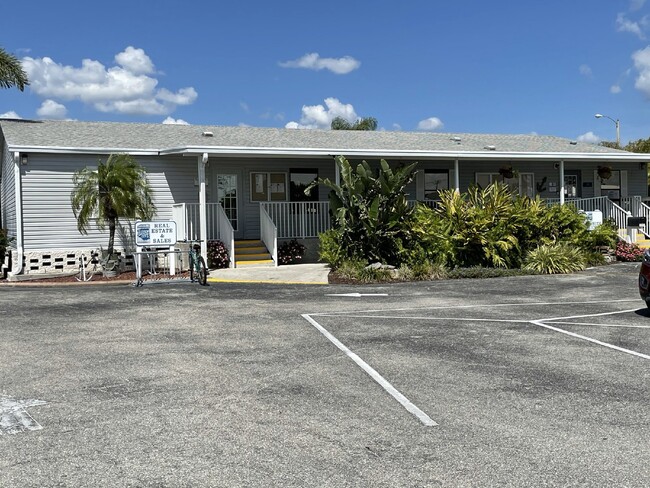 Building Photo - "Charming 2-Bedroom Home in North Port – C...