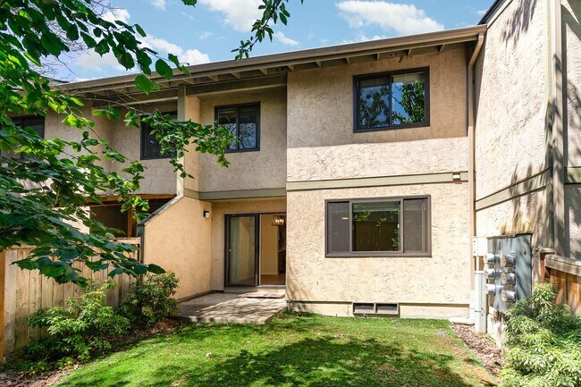 Building Photo - Modern 2-Bedroom Townhouse-Style Condo with Private Yard in Prime Kirkland Location
