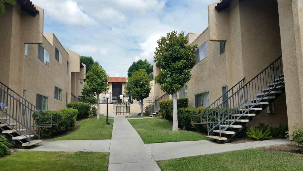 Primary Photo - Monte Vista Manor Apartments