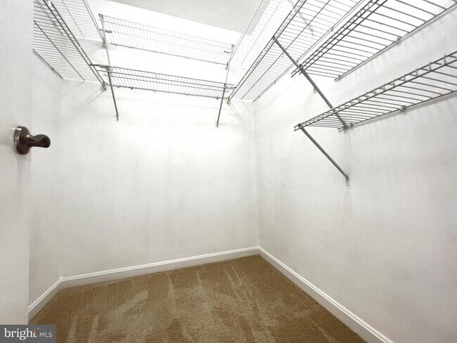 Building Photo - 4971 Clarendon Terrace