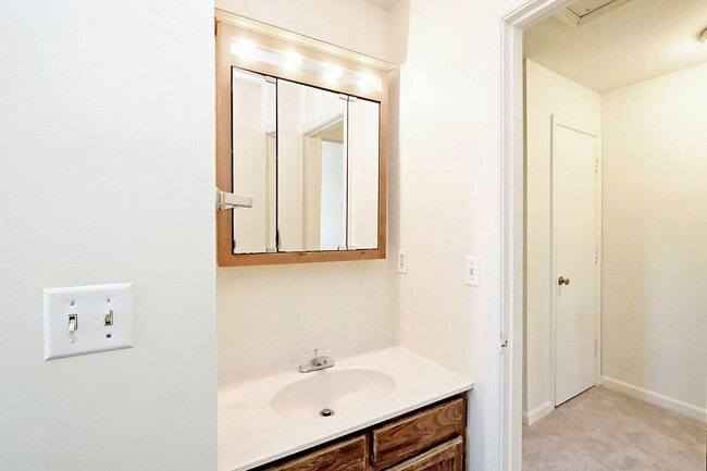 Building Photo - Move-in Ready/Pet-Friendly Briarwood Duplex