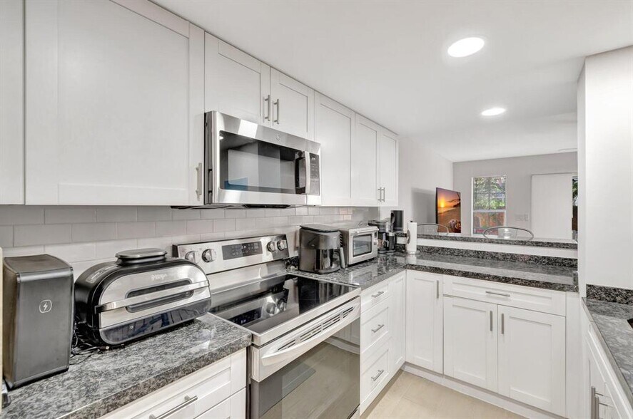 Building Photo - 640 Tennis Club Dr