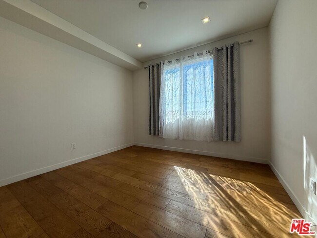 Building Photo - 532 W Elk Ave