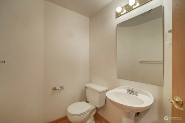Building Photo - 2 Week Move In Special - Beautiful Edmonds...