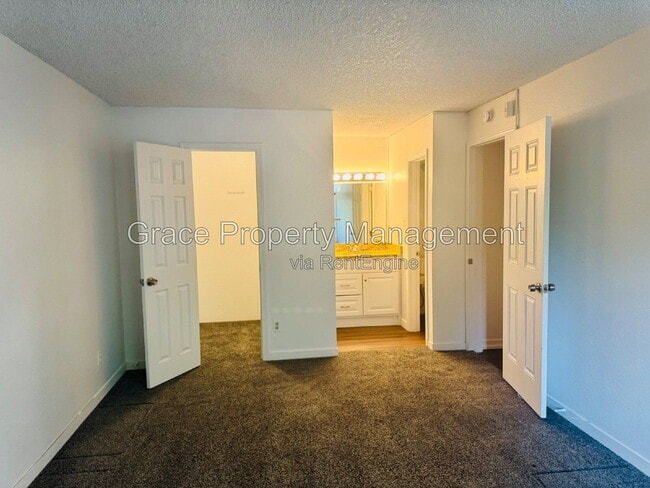 Building Photo - 501 Golden Cir